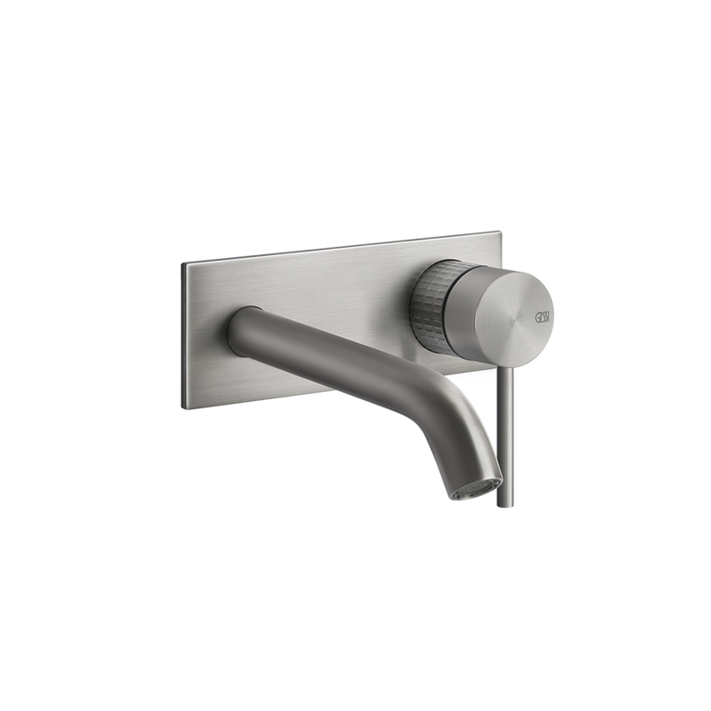 Gessi Meccanica Parte esterna miscelatore lavabo a parete in spazzolato ambientato su piano bagno con accessori