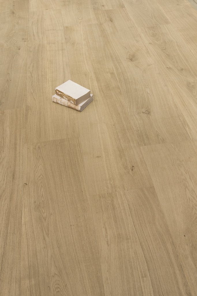 Pavimento 20x120 effetto legno di pino in gres porcellanato posata in ambiente arredato, dettaglio della venatura