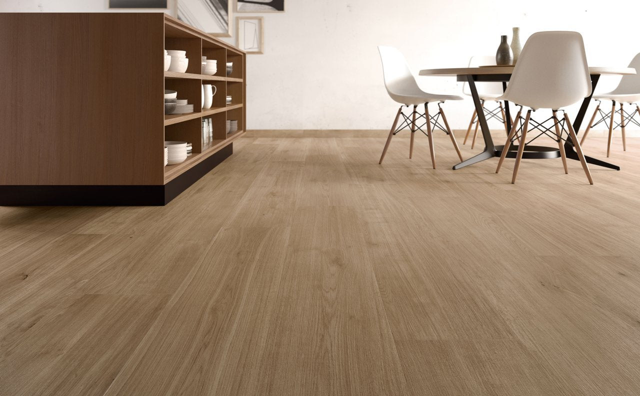 Pavimento 20x120 effetto legno di pino in gres porcellanato in ceramica, superficie e texture ravvicinata del gres
