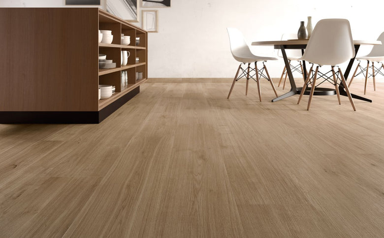 Pavimento 20x120 effetto legno di pino in gres porcellanato in ceramica, superficie e texture ravvicinata del gres