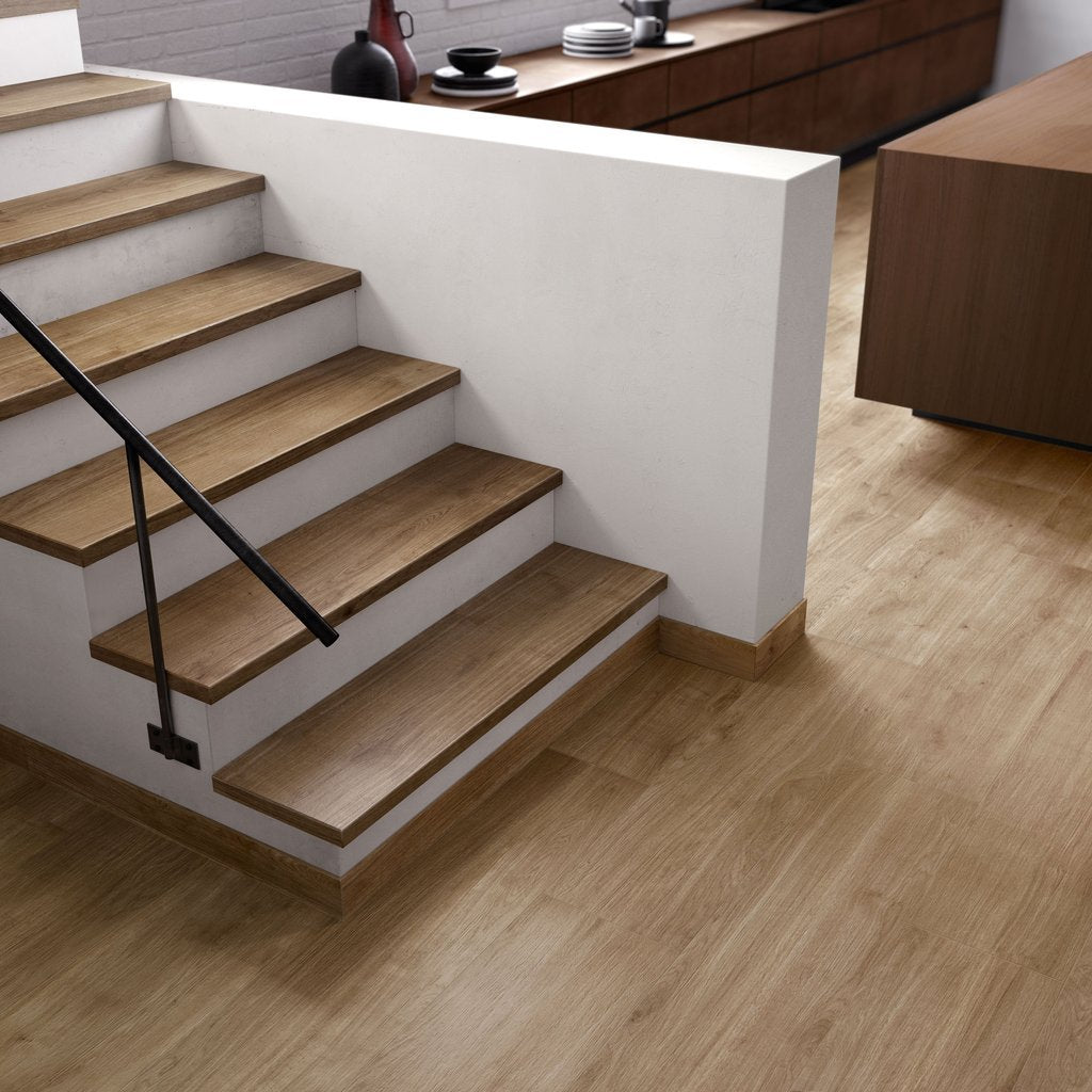 Pavimento 20x120 effetto legno di pino in gres porcellanato posata in ambiente arredato, dettaglio della venatura