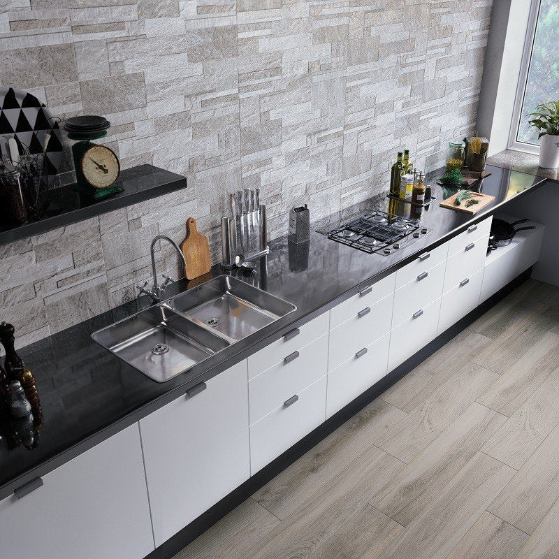 Pavimento 23x100 effetto parquet ortoles naturale Alpi Naxos posata in ambiente arredato, dettaglio della venatura