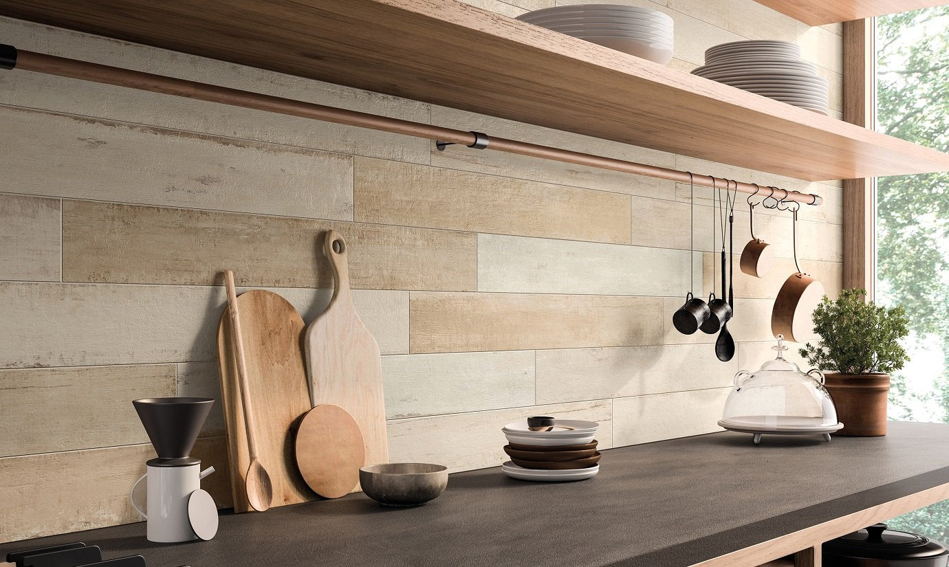 Pavimento Rivestimento 10,5X80 effetto legno in gres fine in ambientazione completa, vista d'insieme della stanza