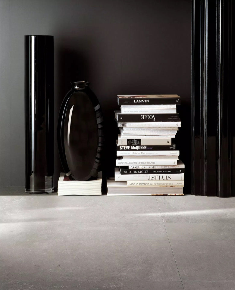 Pavimento rivestimento 60x60 effetto cemento comfort 9mm V2 posata in ambiente arredato, dettaglio della venatura