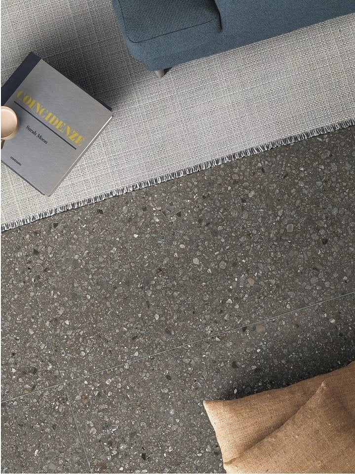 Pavimento rivestimento 60x120 grip effetto marmo 9mm V3 in Caffe posata in ambiente arredato, dettaglio della venatura