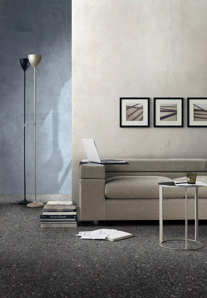 Pavimento rivestimento 60x60 comfort effetto marmo 9mm V3 Gray posata in ambiente arredato, dettaglio della venatura
