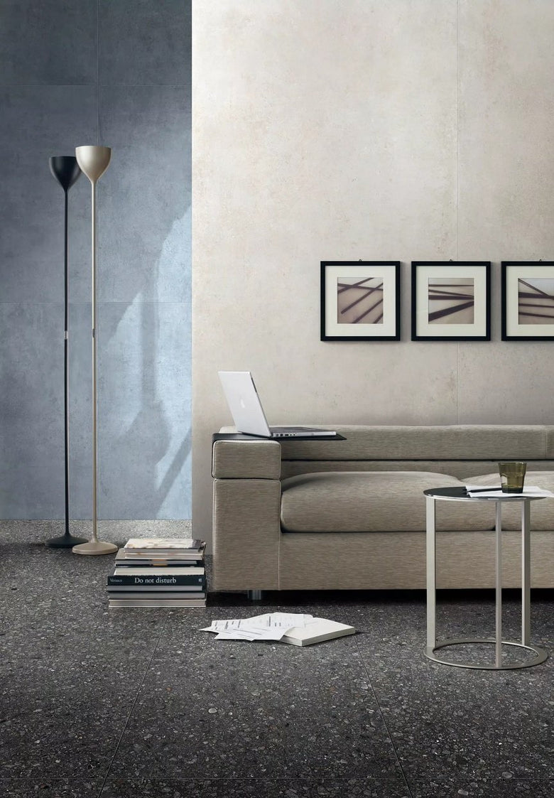 Pavimento rivestimento 60x60 comfort effetto marmo 9mm V3 Gray posata in ambiente arredato, dettaglio della venatura