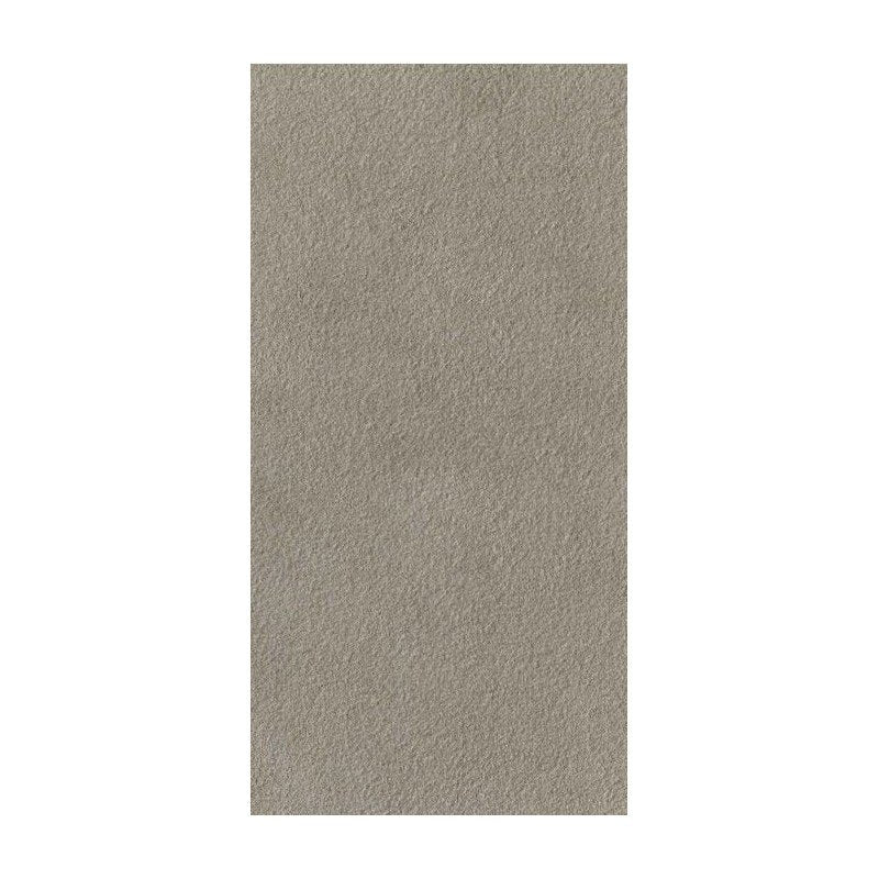 Pavimento Rivestimento 30x60 effetto cemento 9 mm in rettificato, superficie e texture ravvicinata del gres - Florim...