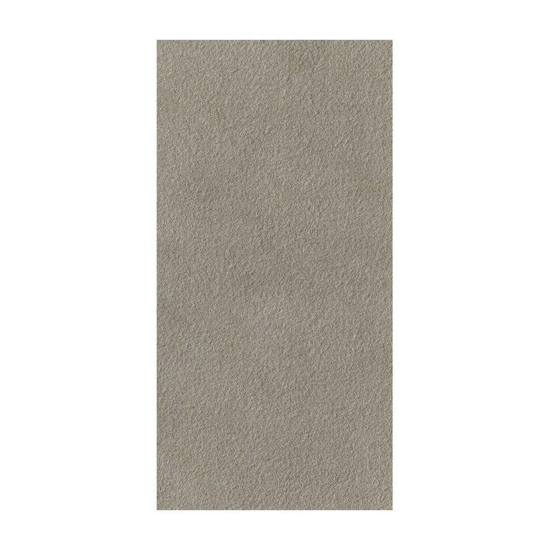 Pavimento Rivestimento 30x60 effetto cemento 9 mm in rettificato, superficie e texture ravvicinata del gres - Florim...