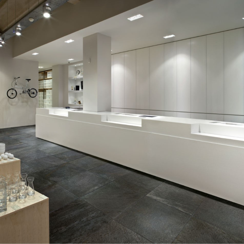 Pavimento rivestimento 40x80 in gres porcellanato posata in ambiente arredato, dettaglio della venatura - Florim Ceramiche