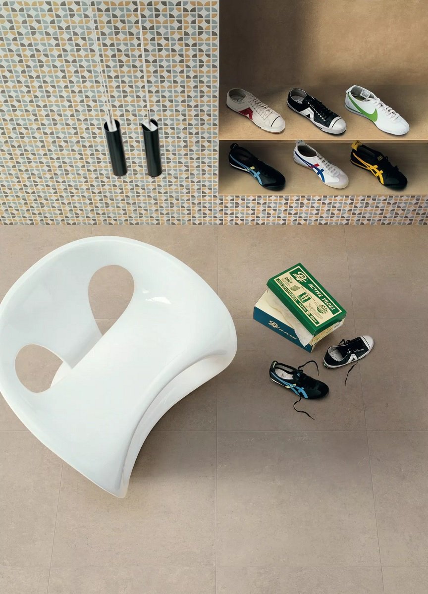 Pavimento rivestimento 60x120 effetto cemento comfort 6mm posata in ambiente arredato, dettaglio della venatura