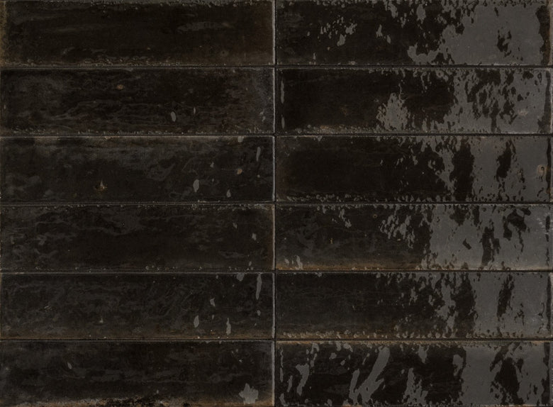 Pavimento rivestimento 6x24 In Gres Porcellanato 10 mm nero in lucido, superficie e texture ravvicinata del gres