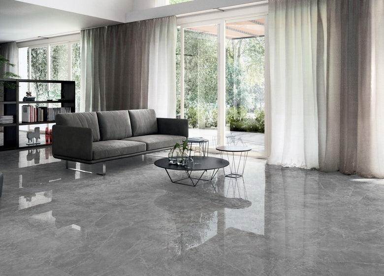 Pavimento Rivestimento 89x89 Cm Effetto Marmo Grigio Savoia Grigio Savoia Kry posata in ambiente arredato, dettaglio...
