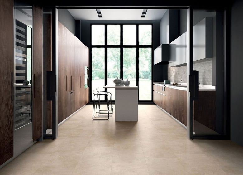 Pavimento Rivestimento 90x90 Cm Effetto Marmo Crema Marfil posata in ambiente arredato, dettaglio della venatura