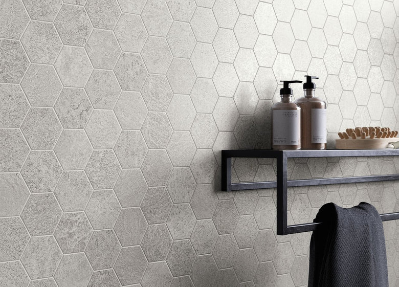 Pavimento rivestimento Esagonale 26x30 Cm Effetto Metallo posata in ambiente arredato, dettaglio della venatura