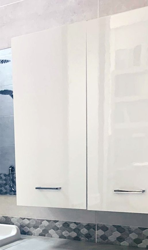 Armadietto bagno 68x22 bianco lucido con maniglie cromo, dettaglio ravvicinato della finitura e del cassetto - Exagonshop