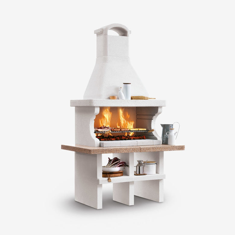 Palazzetti Pianosa barbecue a legna grezzo grill extralarge accesa in soggiorno, fiamma visibile attraverso il vetro
