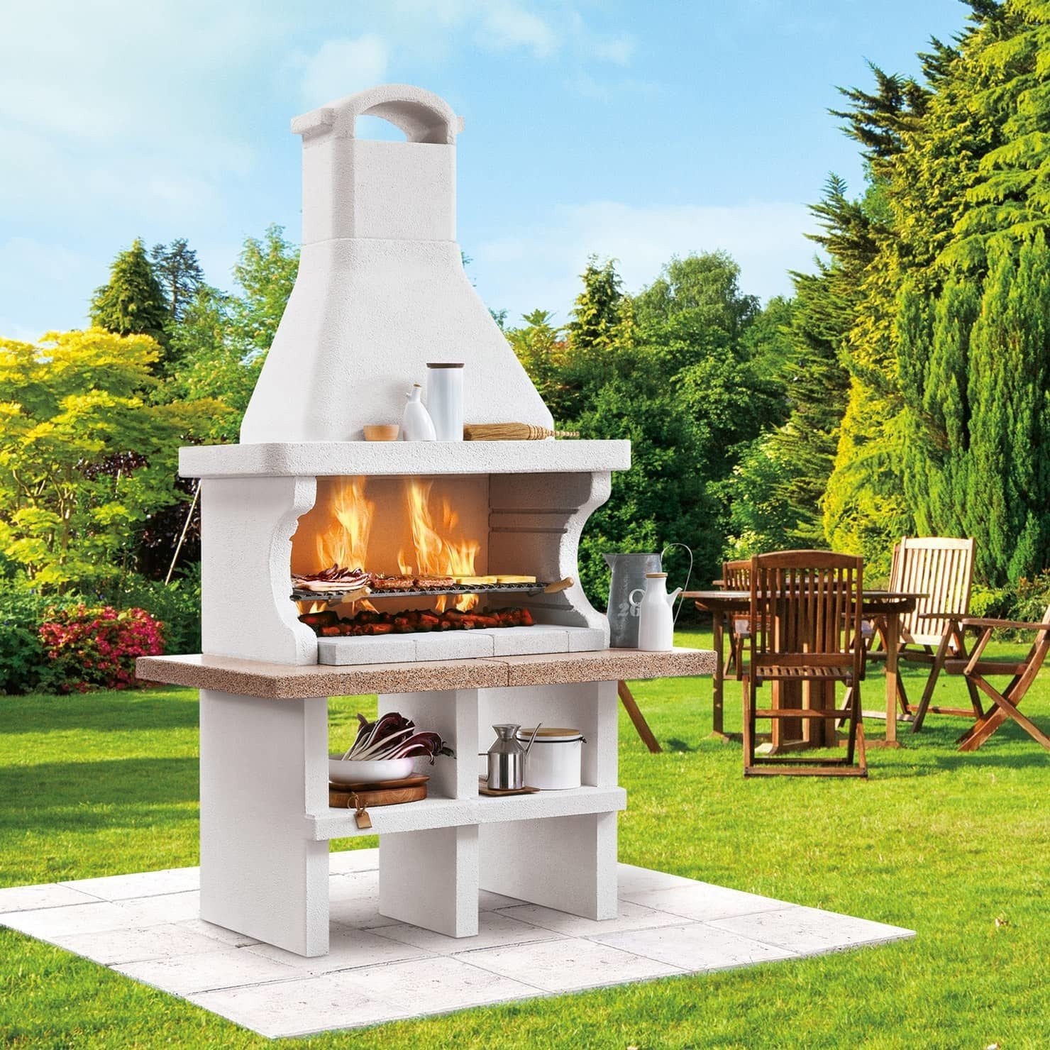 Palazzetti Pianosa barbecue a legna grezzo grill extralarge accesa in soggiorno, fiamma visibile attraverso il vetro