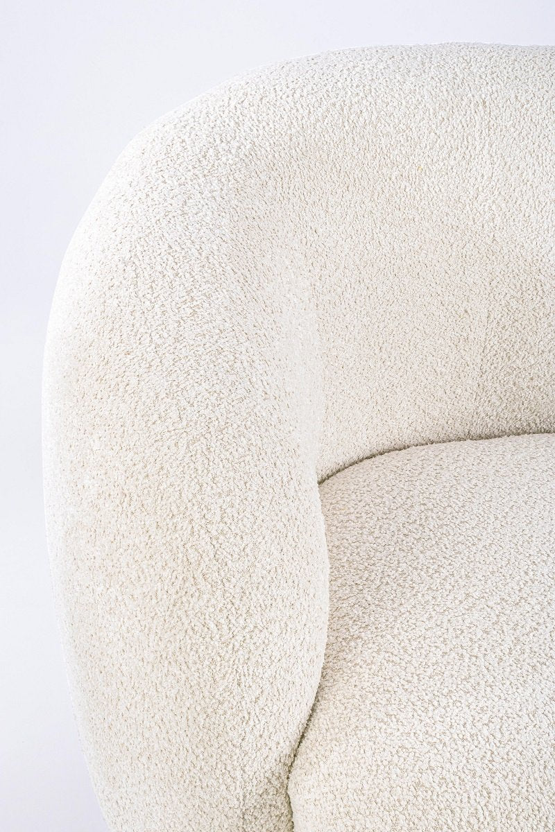 Andrea Bizzotto Tecla Poltrona Effetto Boucle Naturale ambientato in spazio living con arredi coordinati