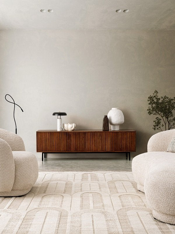 Andrea Bizzotto Tecla Poltrona Effetto Boucle Naturale ambientato in spazio living con arredi coordinati