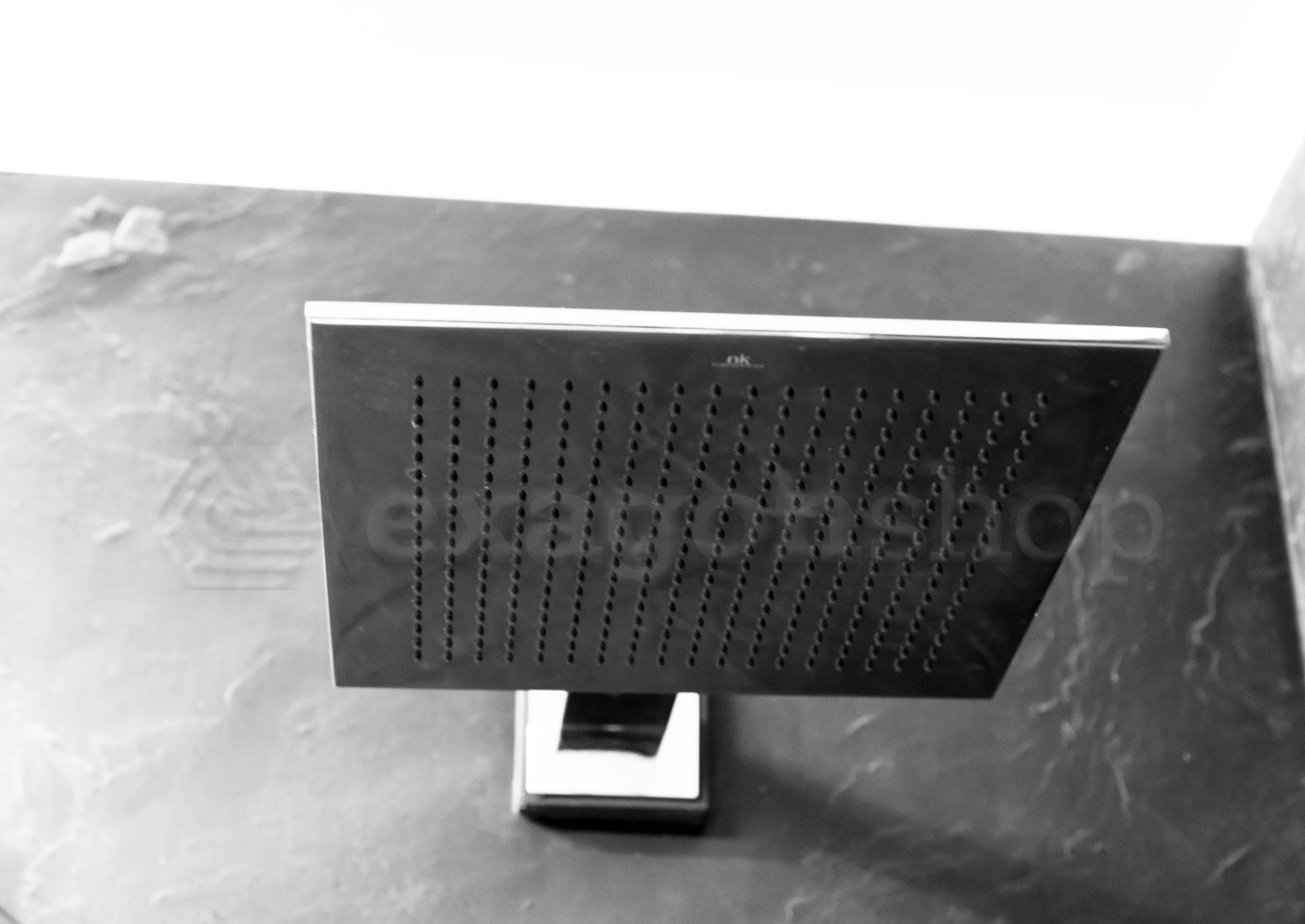 Porcelanosa neptune soffione 30x30 square con braccio 40 cm Cromo Lucido, vista frontale della maniglia e della bocca di...