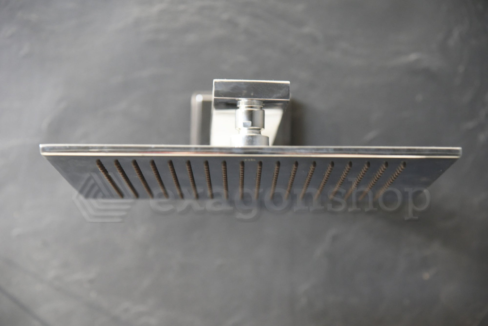 Porcelanosa neptune soffione 30x30 square con braccio 40 cm Cromo Lucido, vista laterale del profilo