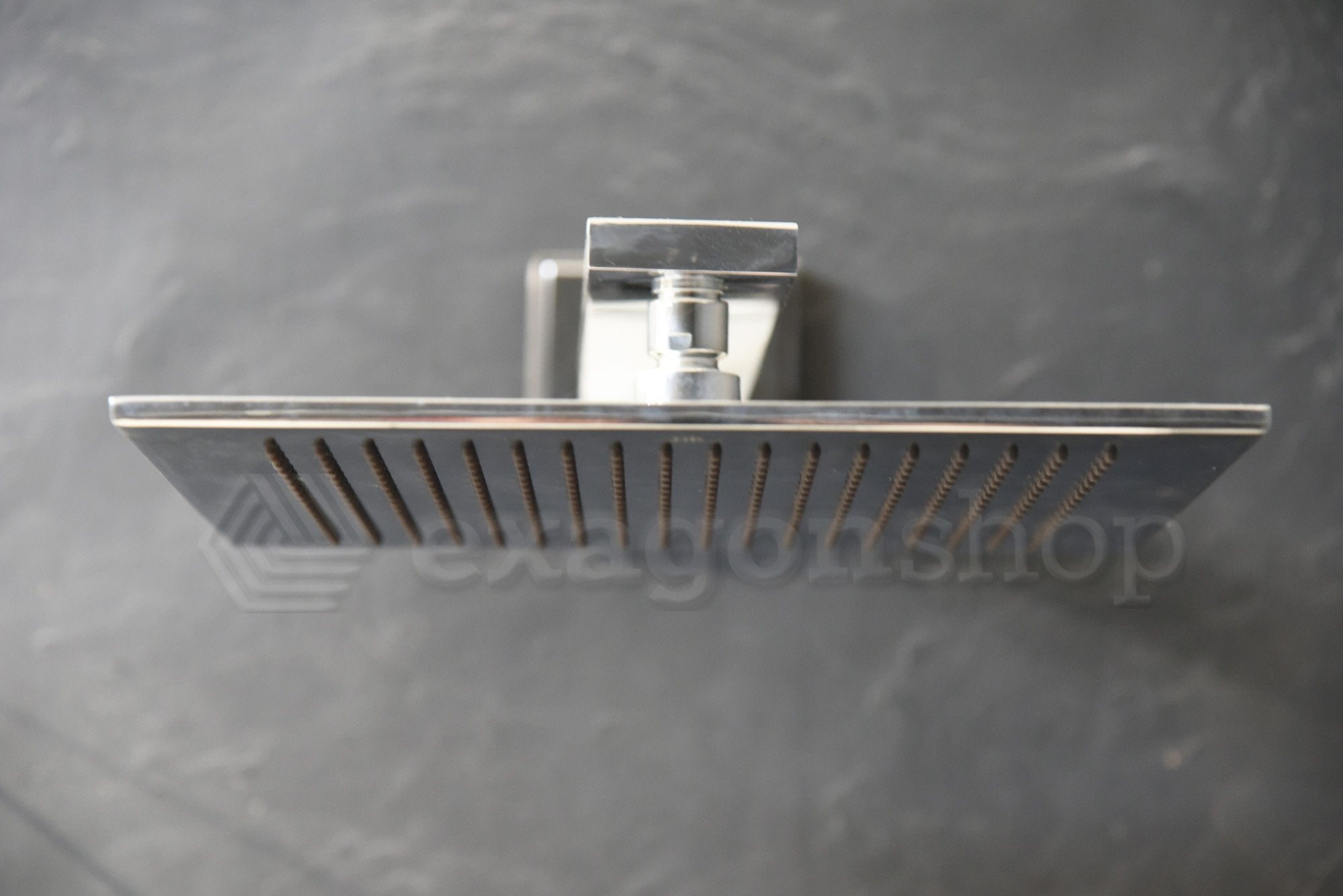 Porcelanosa neptune soffione 30x30 square con braccio 40 cm Cromo Lucido, vista laterale del profilo