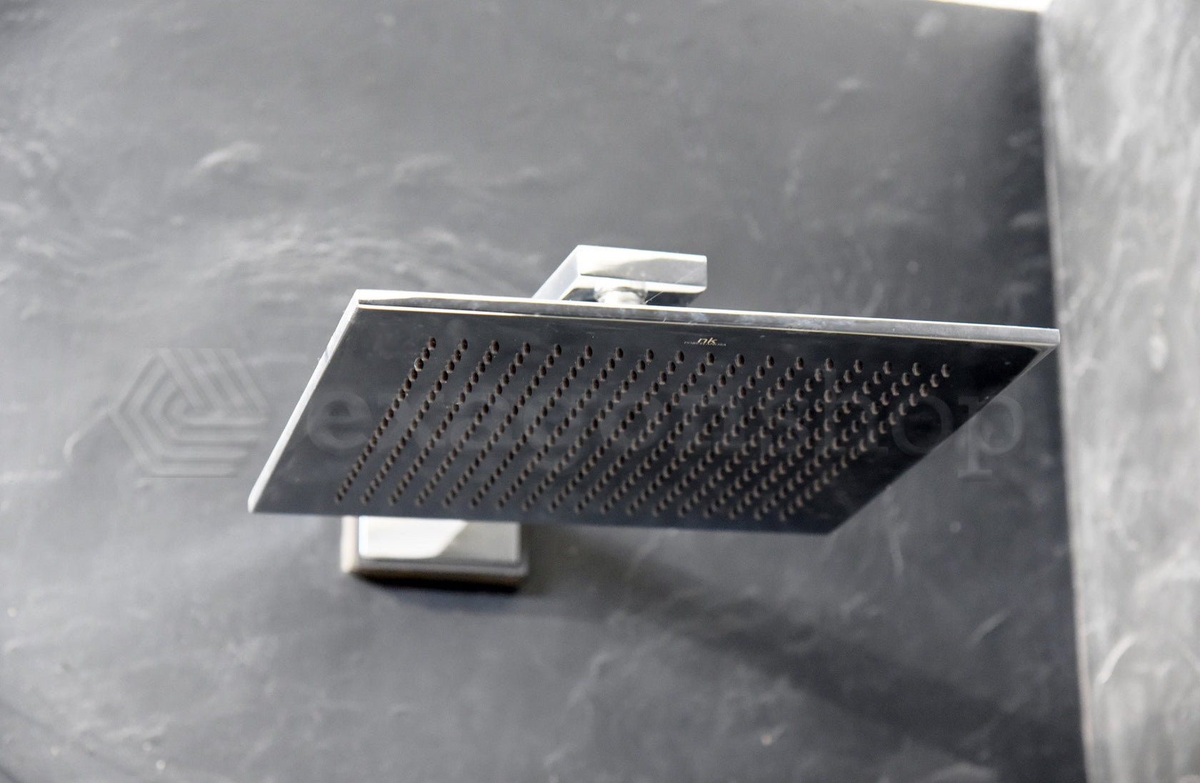 Porcelanosa neptune soffione 30x30 square con braccio 40 cm Cromo Lucido, dettaglio ravvicinato della finitura e del marchio