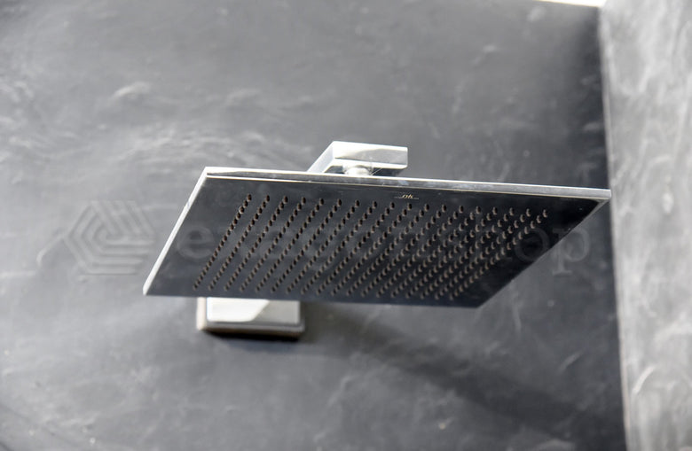 Porcelanosa neptune soffione 30x30 square con braccio 40 cm Cromo Lucido, dettaglio ravvicinato della finitura e del marchio