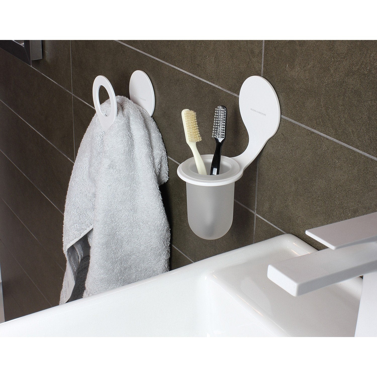 Koh-i-noor Tonda.T porta phon porta bicchiere bianco 6525V in alluminio ambientato in spazio living con arredi coordinati...