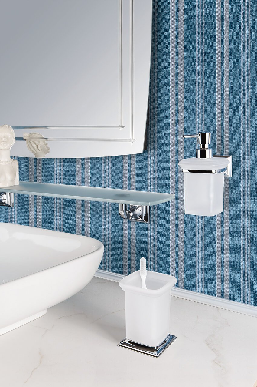 Colombo Portofino Mensola bagno 60 cm in Vetro cromo in vetro acidato installato in bagno moderno con ante in vetro...