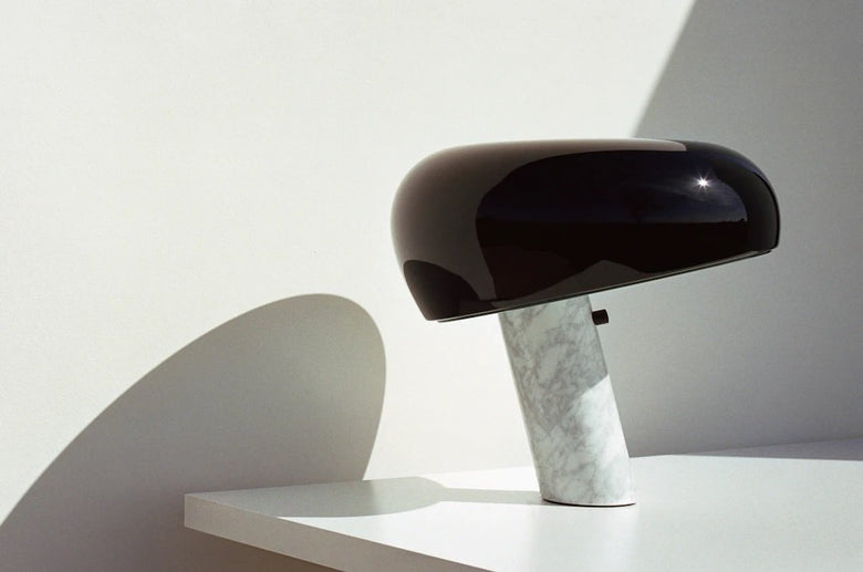 Flos Snoopy Lampada scrivania nero con Base In Marmo, vista posteriore con attacco elettrico