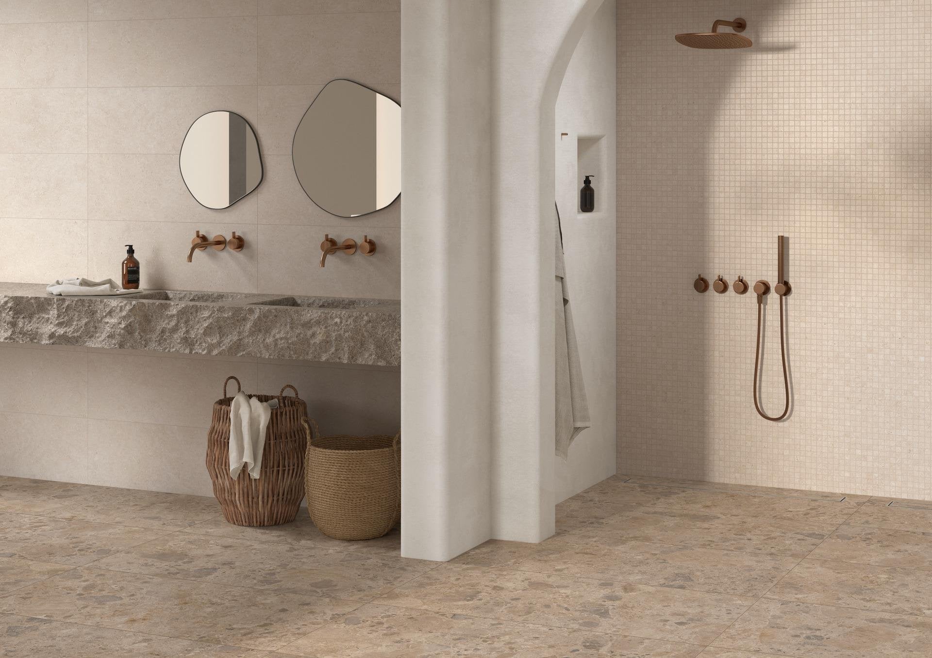 Rivestimento decoro mosaico 30x30 in pasta bianca 10mm posata in ambiente arredato, dettaglio della venatura