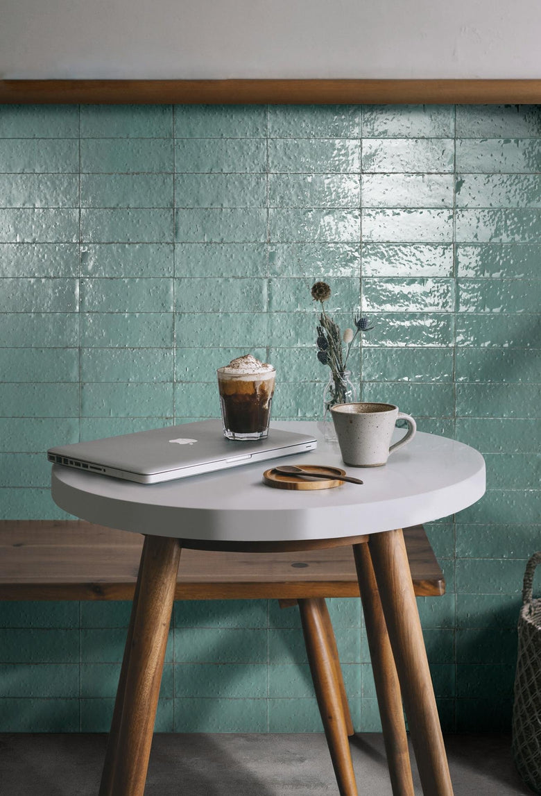 Ragno Glace pavimento rivestimento 7x20 spessore 9 mm in Turchese posata in ambiente arredato, dettaglio della venatura