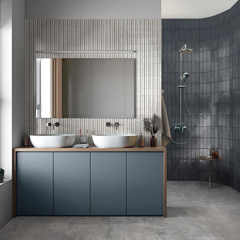 Ragno glace rivestimento 7x20 spessore 11,5 mm in gres posata in ambiente arredato, dettaglio della venatura