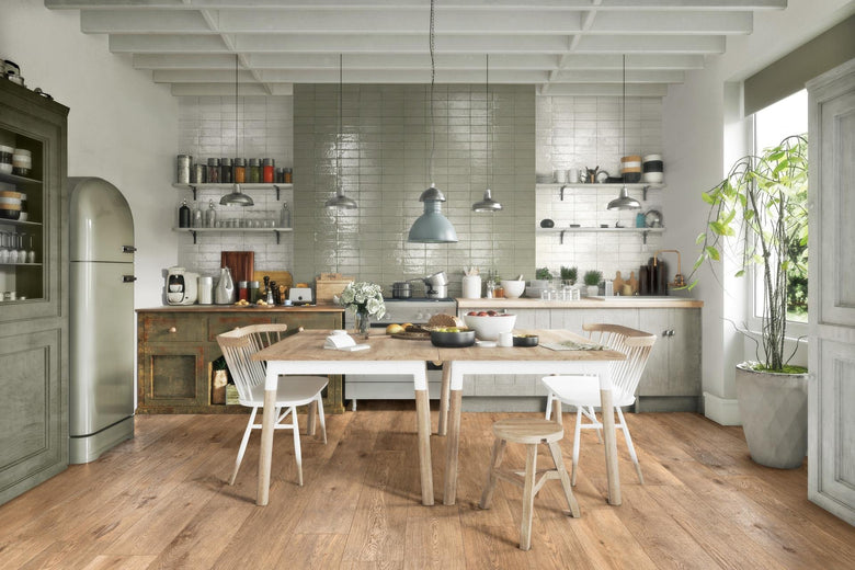 Ragno Glace pavimento rivestimento 7x20 spessore 9 mm in posata in ambiente arredato, dettaglio della venatura