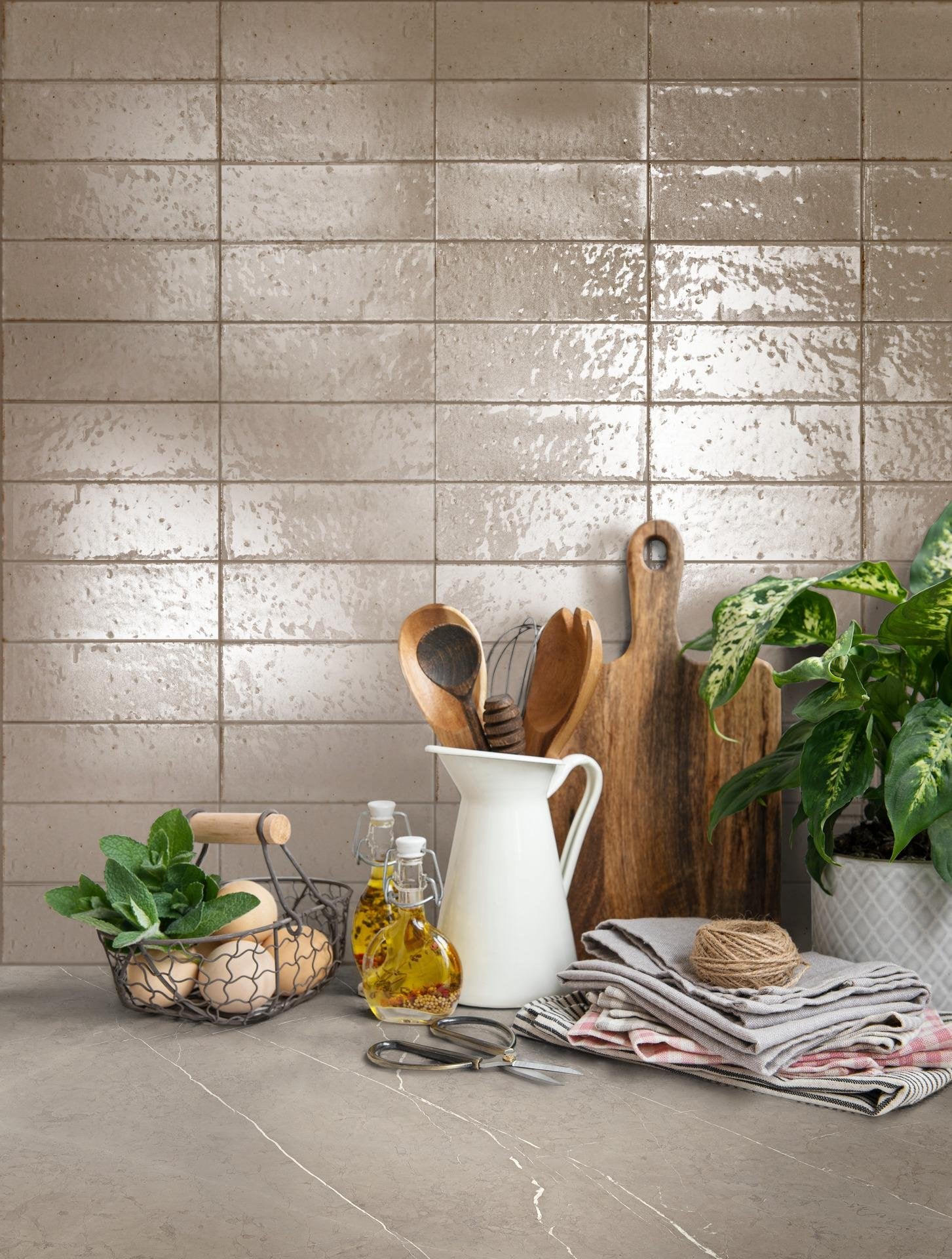 Ragno Glace pavimento rivestimento 7x20 spessore 9 mm in Tortora posata in ambiente arredato, dettaglio della venatura