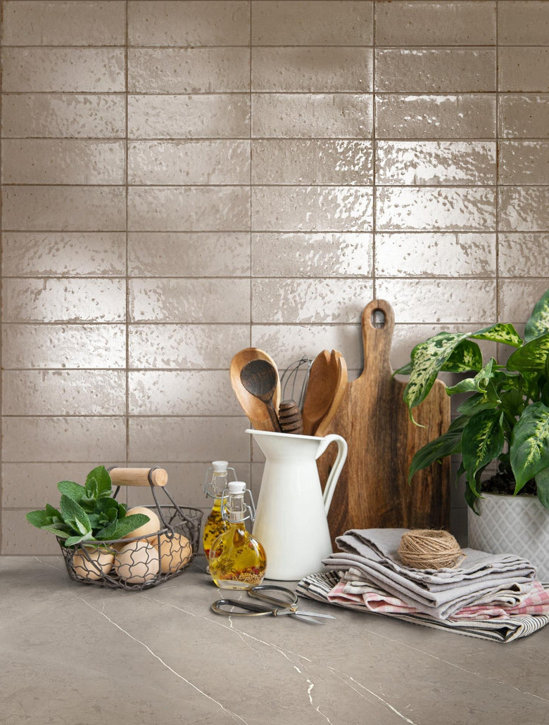 Ragno Glace pavimento rivestimento 7x20 spessore 9 mm in Tortora posata in ambiente arredato, dettaglio della venatura