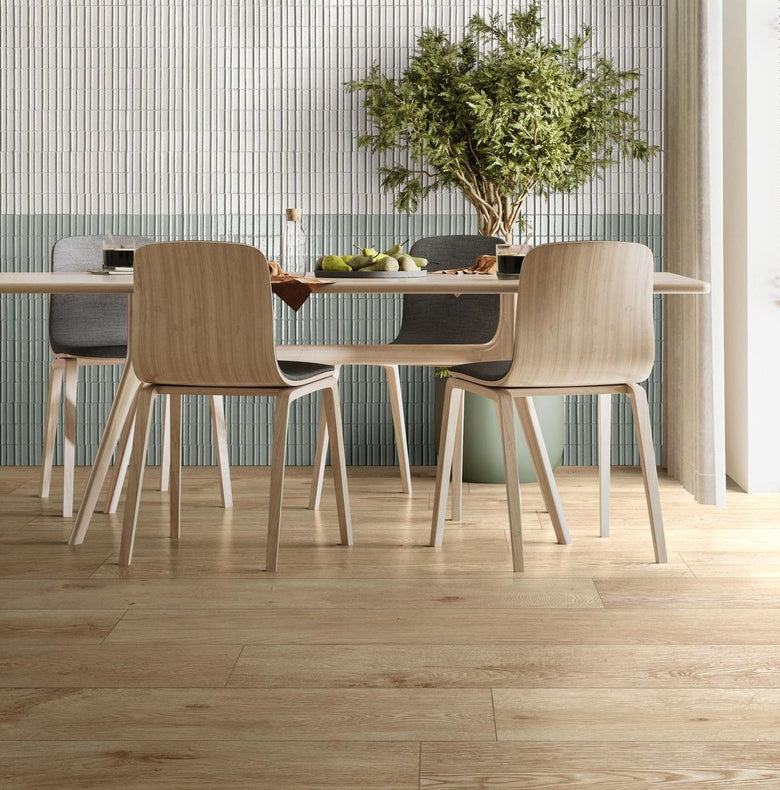 Ragno glace rivestimento 7x20 spessore 11,5 mm in gres posata in ambiente arredato, dettaglio della venatura