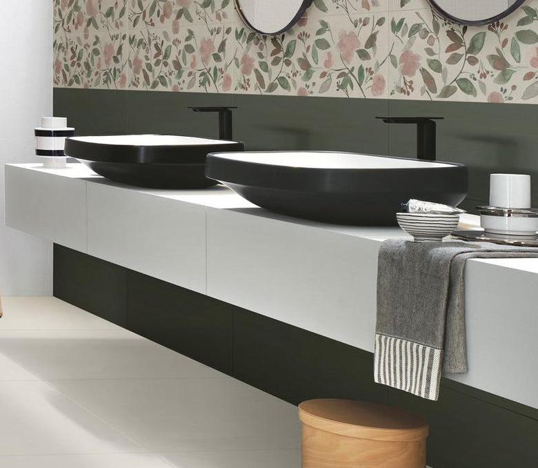 Rivestimento 25x76 Effetto Resina spessore 9 mm in pasta posata in ambiente arredato, dettaglio della venatura