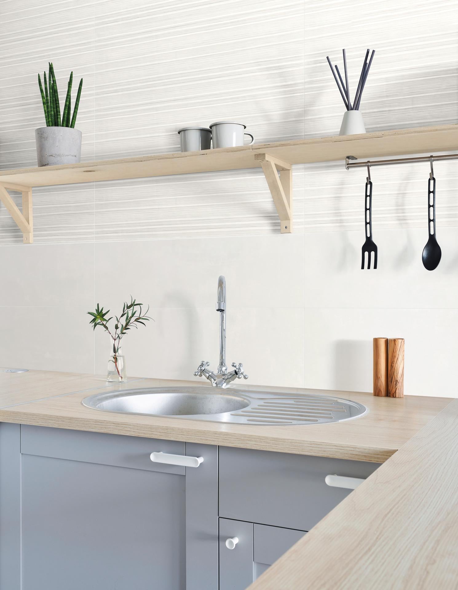 Rivestimento 25x76 Effetto Resina In Pasta Bianca Struttura 00 Bianco posata in ambiente arredato, dettaglio della venatura