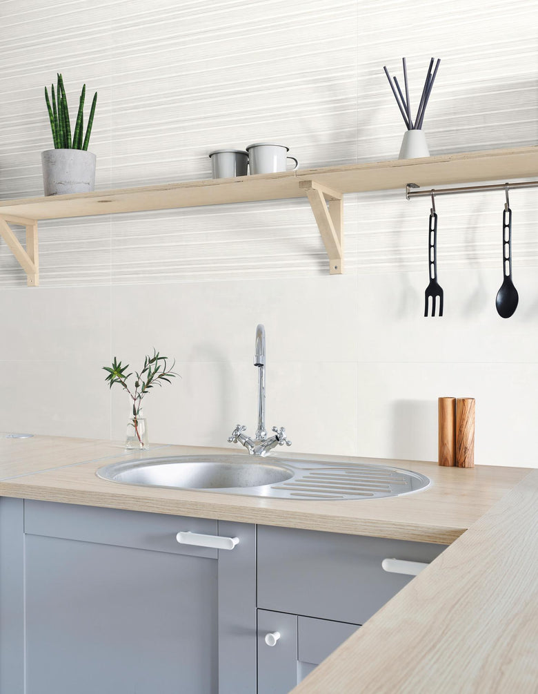 Rivestimento 25x76 Effetto Resina In Pasta Bianca Struttura 00 Bianco posata in ambiente arredato, dettaglio della venatura