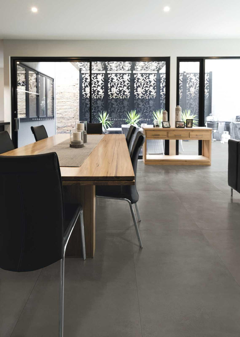 Pavimento rivestimento 75x75 greige effetto resina 10 mm posata in ambiente arredato, dettaglio della venatura