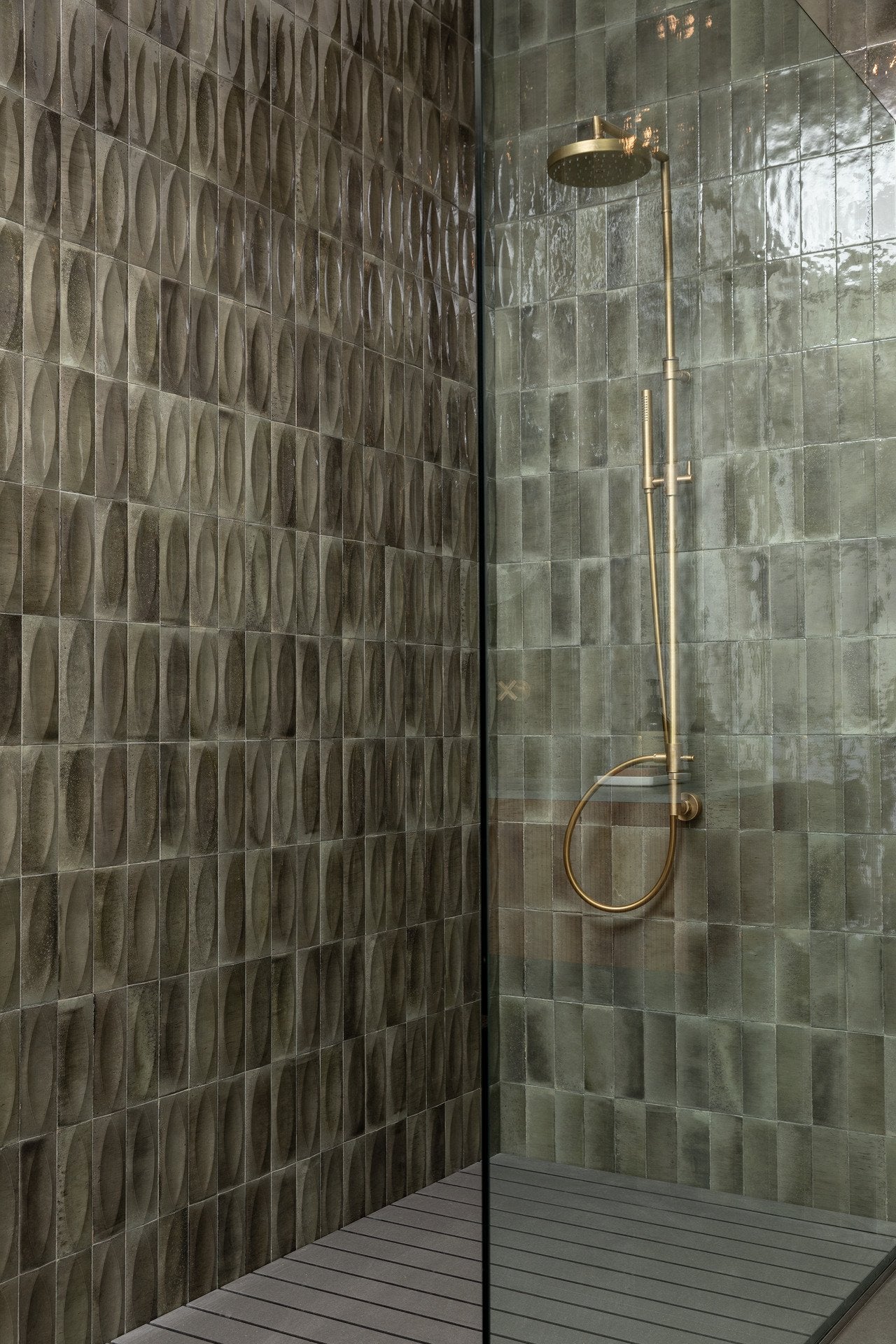 Pavimento rivestimento 10x10 in gres porcellanato 10 mm posata in ambiente arredato, dettaglio della venatura
