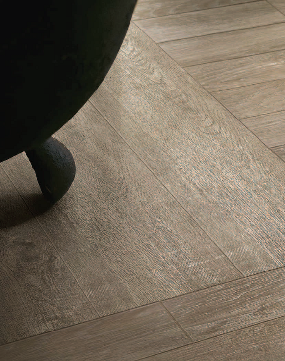 Rex Selection oak pavimento 22,5x90 sp. 10 mm effetto in porcellana e rovere, superficie e texture ravvicinata del gres...