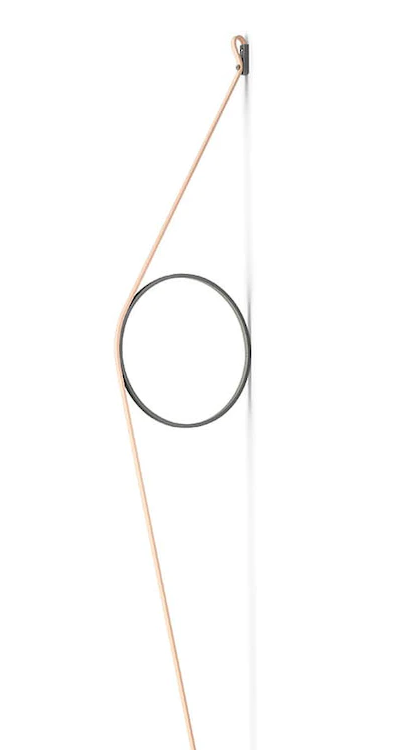Flos Wirering Lampada da parete cavo rosa e Anello Grigio Rosagrigio in alluminio accesa in ambiente, design e diffusione...