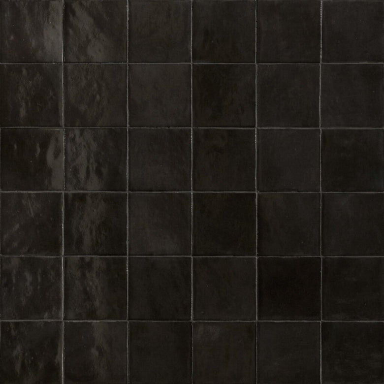 Rivestimento 10x10 in monocottura pasta bianca 10 mm nero in lucido, superficie e texture ravvicinata del gres