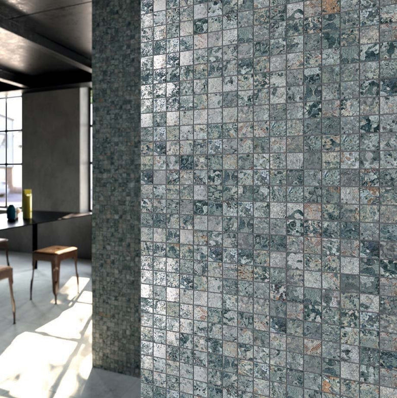 Rivestimento 32,5x32,5 mosaico 7 mm in gres fine posata in ambiente arredato, dettaglio della venatura