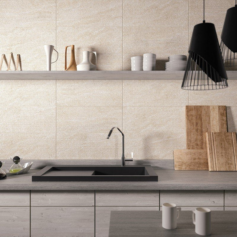Rivestimento 32X80,5 in pasta bianca rub lias Lithos Naxos Beige, superficie e texture ravvicinata del gres