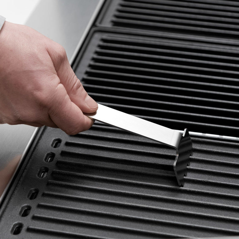 Palazzetti Romeo 70 grill a gas extralarge one touch con 3 Acciaio accesa in soggiorno, fiamma visibile attraverso il vetro
